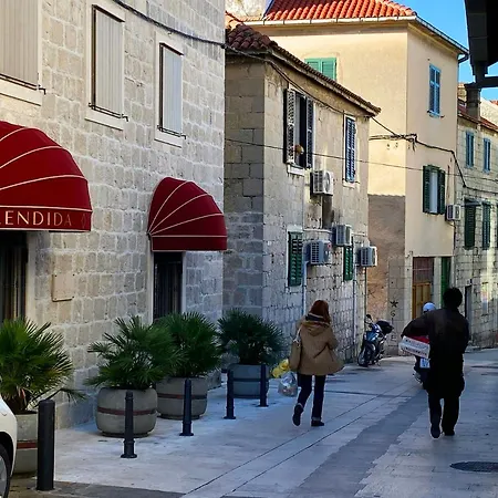 Maison d'hôtes En-suite Iris On Rokova Street - 5 Min Walk To The Old Town Of Split